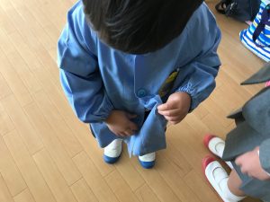 Aさんが見守る中で黙々とおシゴトの第一歩