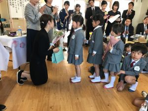 担任への花束贈呈とお別れの挨拶